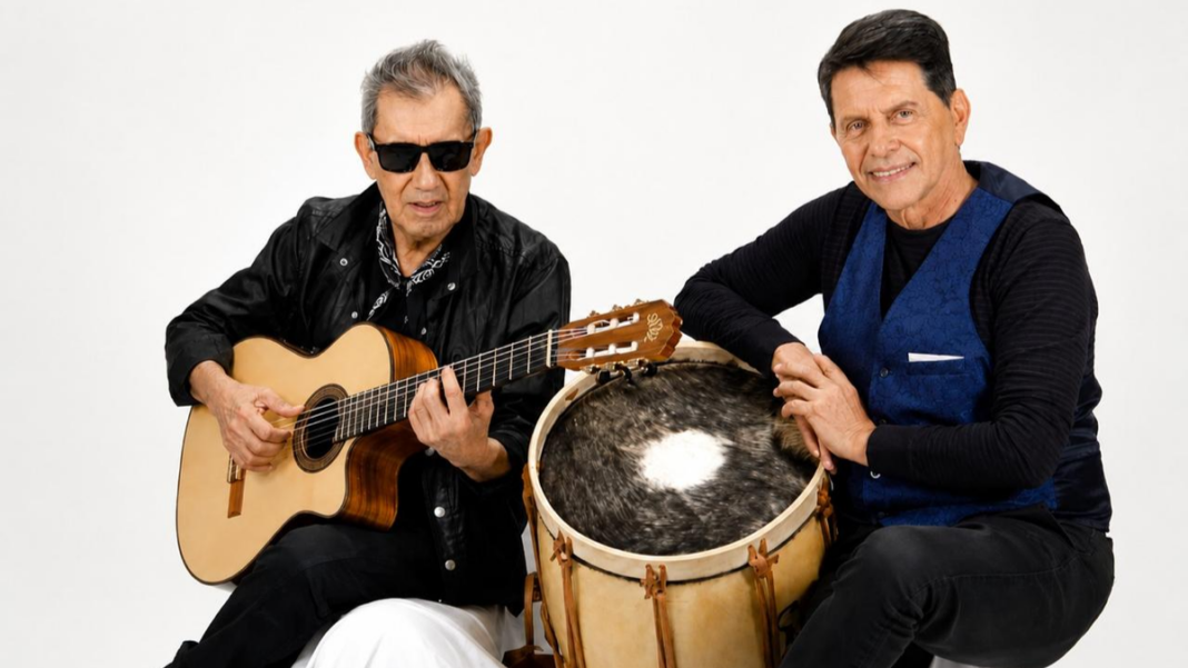 Cuti Carabajal y Roberto Carabajal en el escenario de Sonckoy Carabajal, la peña