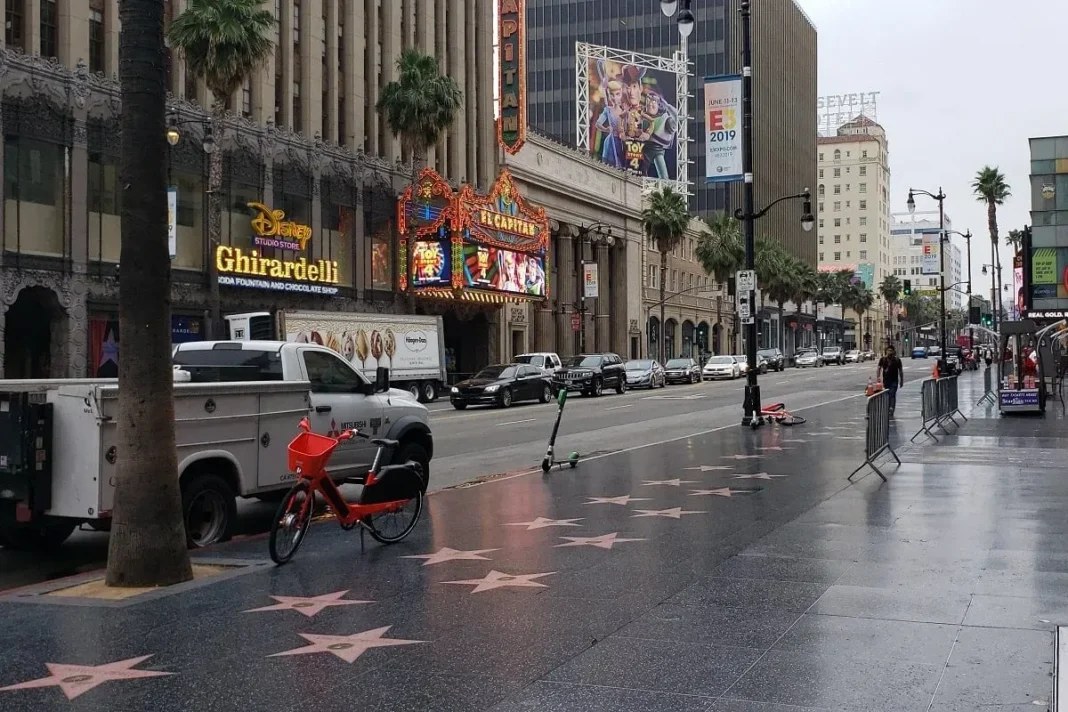 Vista del Paseo de la Fama de Hollywood con estrellas en el suelo