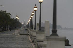 Cielo nublado en la ciudad de Santa Fe con neblina matutina