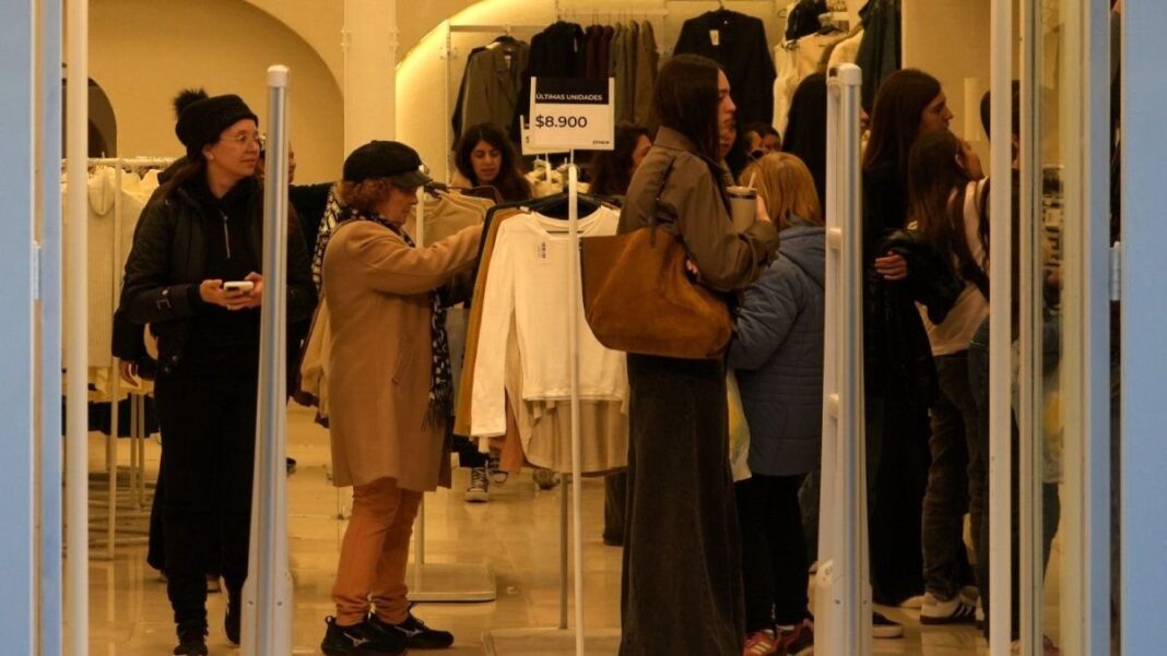 Local de ropa low cost en la peatonal Córdoba de Rosario