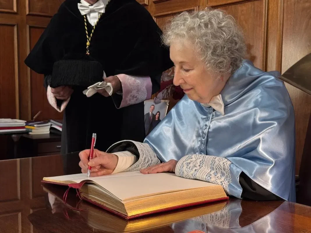 Margaret Atwood durante su investidura como Doctora Honoris Causa en la Universidad de Granada