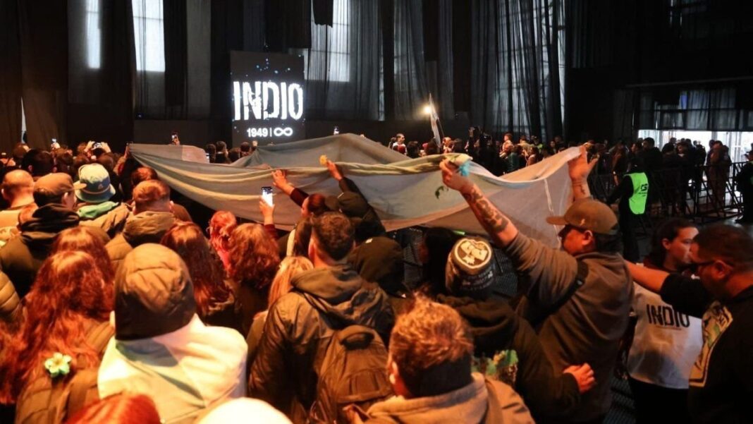 Fila de personas en el velatorio del Indio Solari en Avellaneda