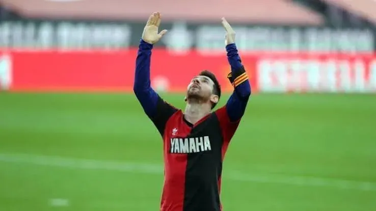 Lionel Messi mostrando la camiseta de Newell's Old Boys tras un gol con Barcelona