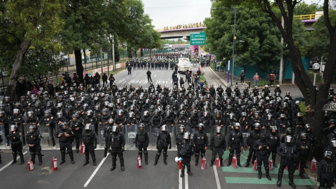 Vallas metálicas y policías antidisturbios en el centro de Ciudad de México antes de la inauguración del Mundial
