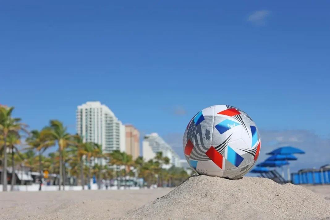 Vista de la playa de Miami Beach con pantallas gigantes y público durante un evento futbolero