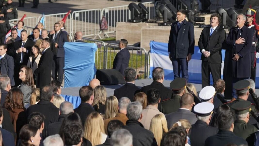 Javier Milei, Maximiliano Pullaro y Pablo Javkin en el palco del Monumento a la Bandera durante el acto del Día de la Bandera