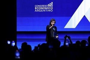 Presidente Javier Milei durante exposición en el Congreso del IAEF
