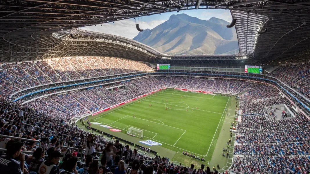 Vista panorámica de la ciudad de Monterrey con el Cerro de la Silla al fondo