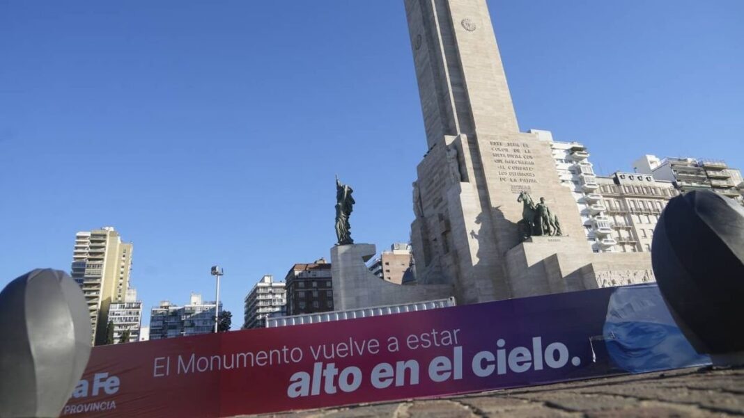 Vista del Monumento a la Bandera en Rosario con andamios y obrador en la explanada