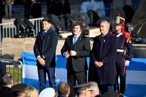 Monumento Nacional a la Bandera durante el acto del Día de la Bandera con público y autoridades