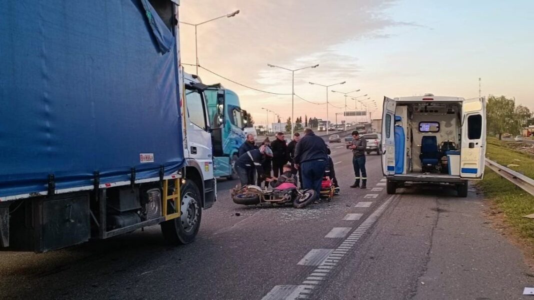 Motociclista choca contra auto en Circunvalación y Presidente Perón