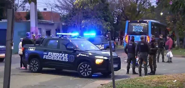 Colectivo de la línea 153 en la escena del accidente en barrio La Cerámica