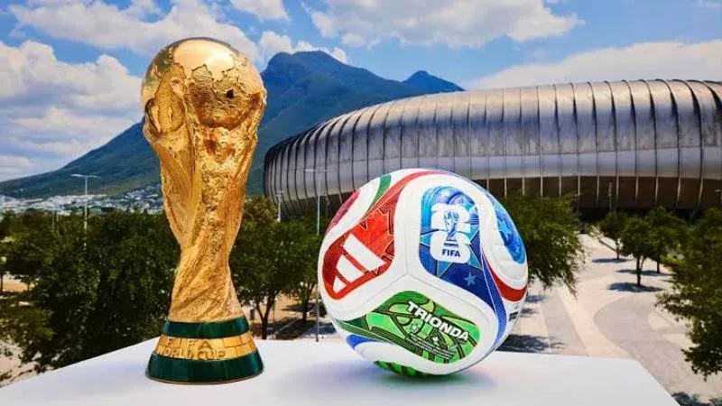 Estadio con banderas de selecciones del Mundial 2026
