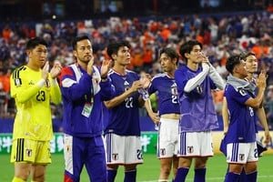 Jugadores de Japón y Países Bajos disputan el balón en el AT&T Stadium durante el partido del Grupo F del Mundial 2026