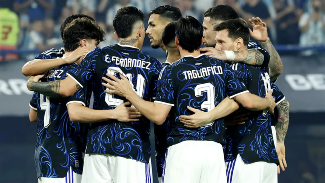 Jugadores de la selección argentina con sus camisetas numeradas para el Mundial 2026