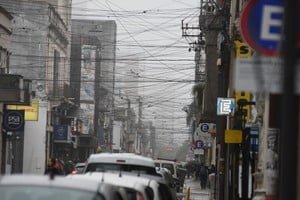 Cableado aéreo en desuso en la peatonal de Santa Fe