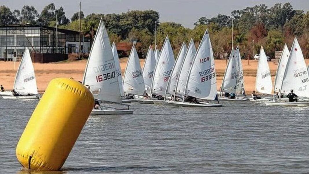 Navegantes en regata del Grand Prix del Litoral en Rosario