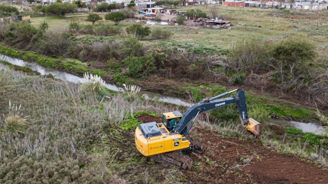 Trabajos de limpieza en canal troncal en el sur de Santa Fe