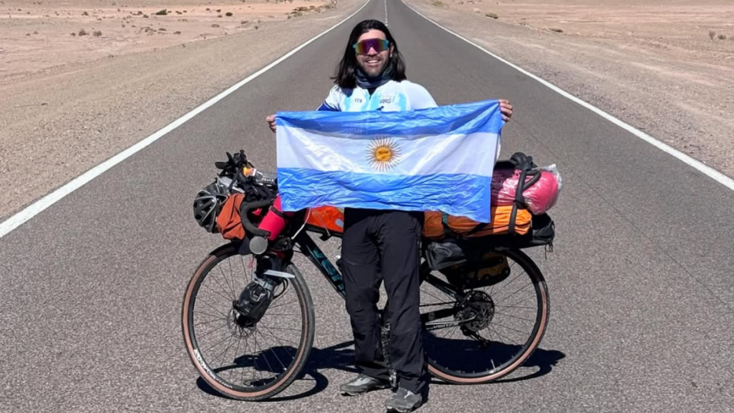 Matías Villarruel en bicicleta durante travesía hacia el Mundial 2026