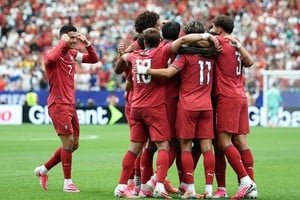 Jugadores de Portugal celebran un gol en el NRG Stadium de Houston