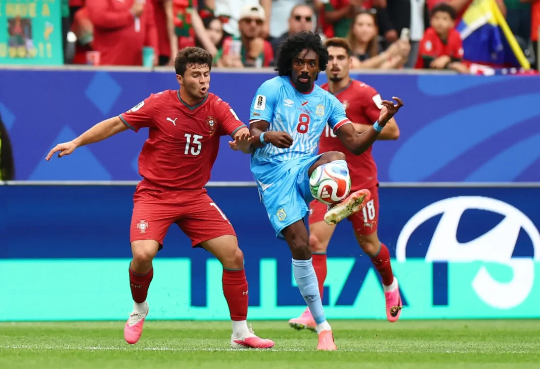 Jugadores de Portugal y República Democrática del Congo durante el partido en el NRG Stadium