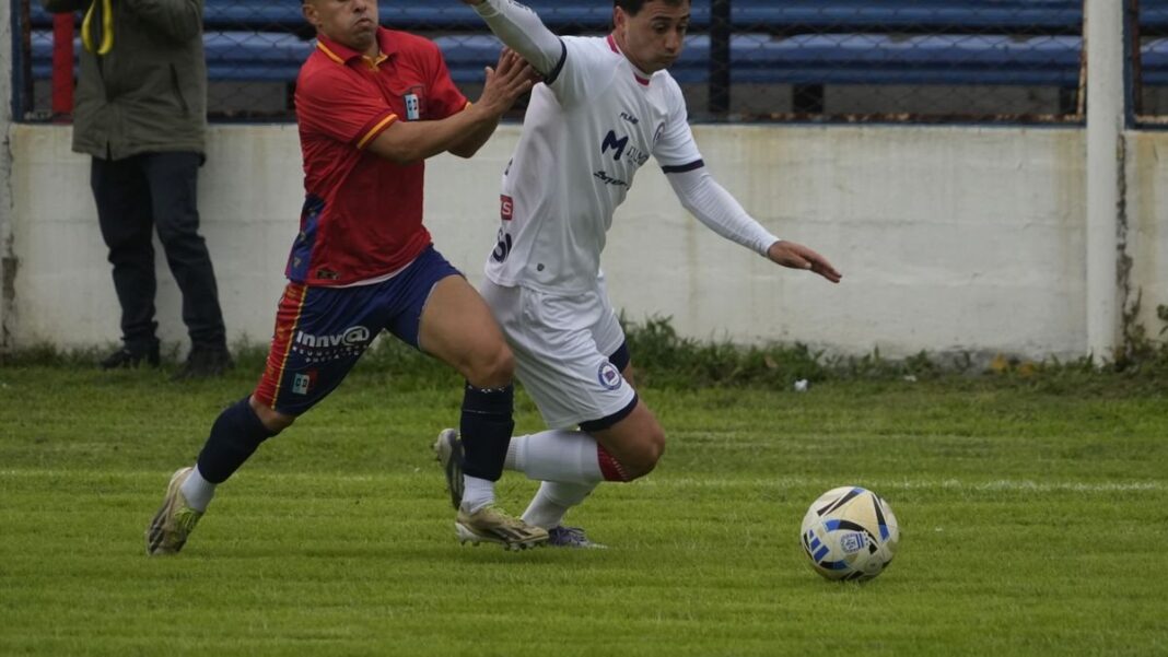 Partido de Primera C entre Central Córdoba y Deportivo Español en el Gabino Sosa