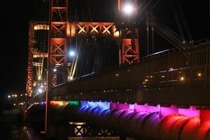 Puente Colgante de Santa Fe con iluminación ornamental nocturna