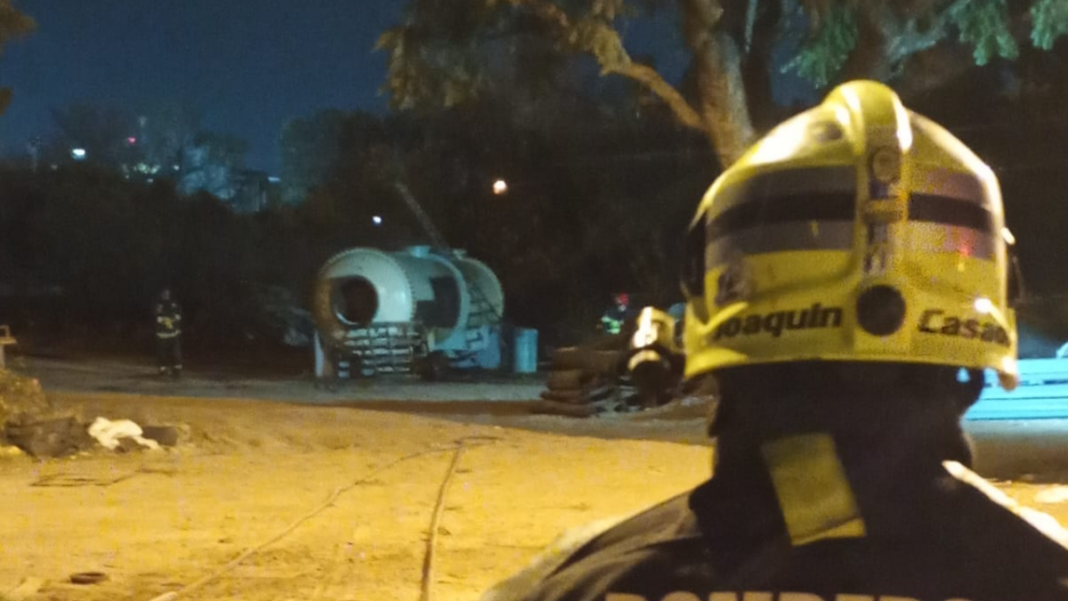 Evacuación de vecinos en Puerto San Martín por fuerte olor en taller de montajes