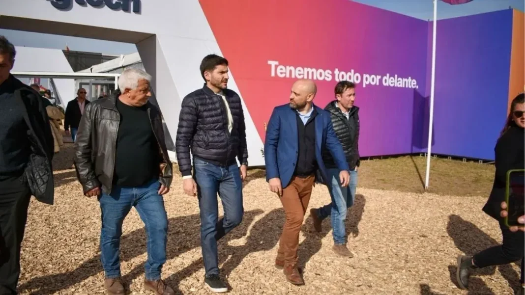 Stand institucional de la provincia de Santa Fe en Agroactiva con carteles de financiamiento y producción