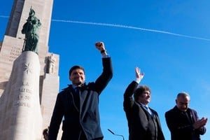 Maximiliano Pullaro y Javier Milei durante acto por Día de la Bandera en Rosario