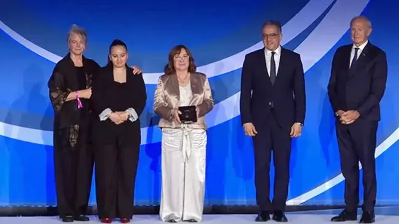 Raquel Chan durante la ceremonia del Premio L'Oréal-Unesco 2026 en París