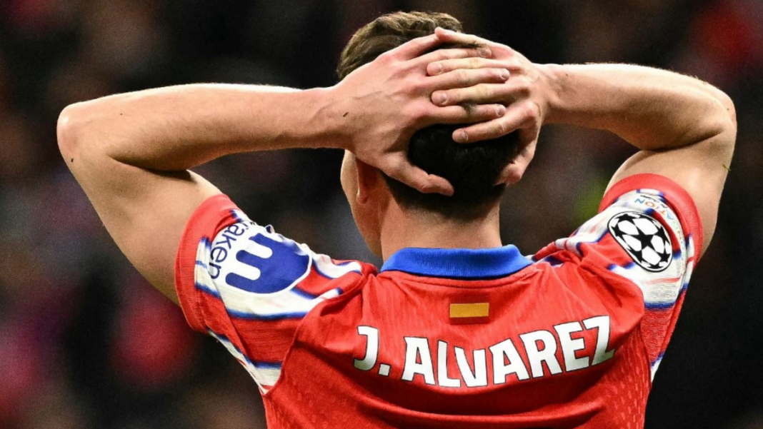 Julián Álvarez con la camiseta del Atlético de Madrid durante un partido