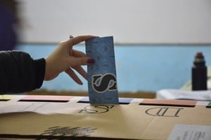 Reunión de legisladores en la Legislatura de Santa Fe discutiendo reforma electoral