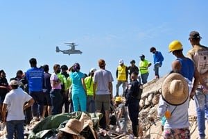 Equipos de rescate trabajan entre escombros tras réplica sísmica en Venezuela