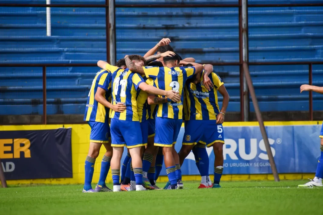Jugadores de la reserva de Rosario Central en el campo de juego