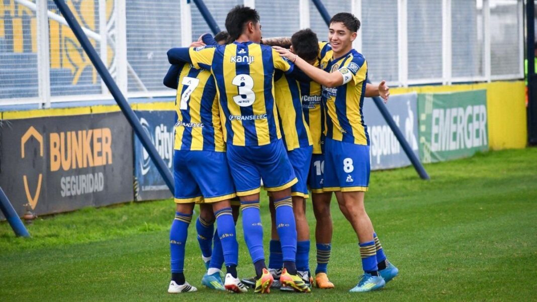 Jugadores de la reserva de Rosario Central celebrando un gol contra Racing en Arroyo Seco