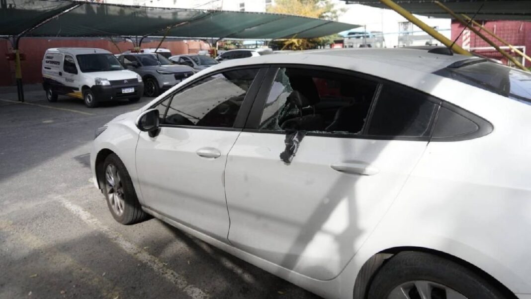 Auto Chevrolet Cruze blanco con ventana rota en playa de estacionamiento de Rosario