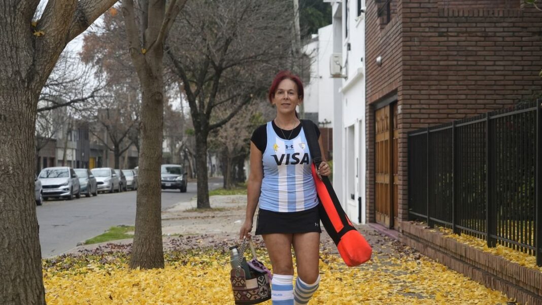 Patricia Xiomara Emanuele con la camiseta magenta de Pink Ladies Hockey Club