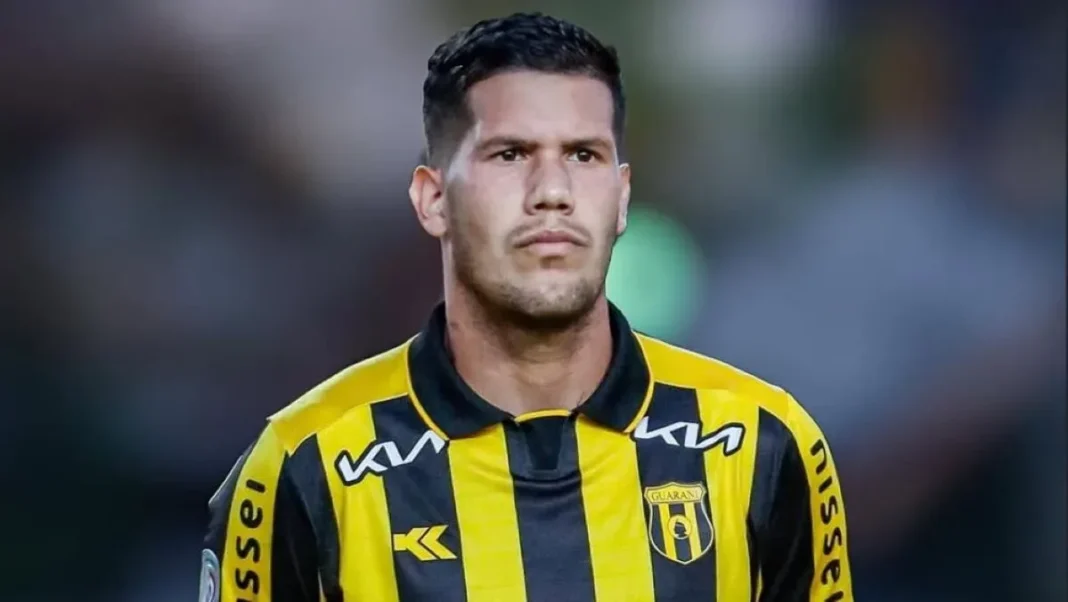 Sebastián Zaracho posa con la camiseta de Rosario Central