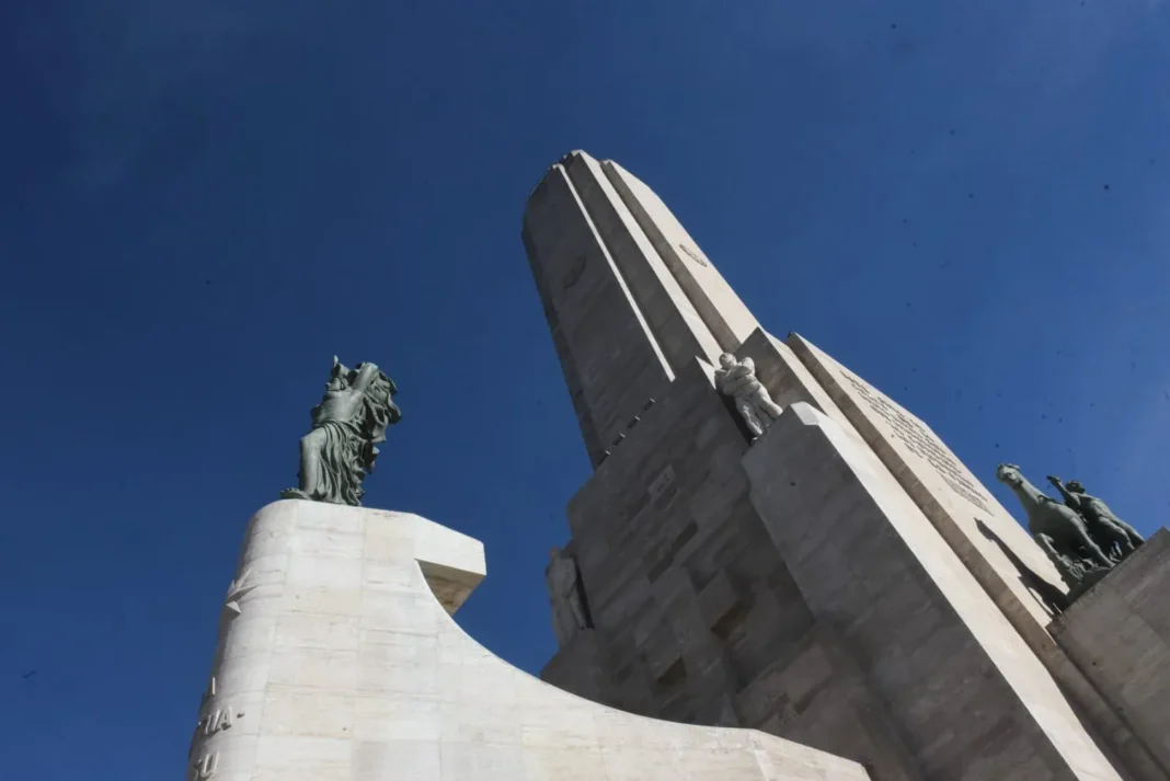 Niños en el Patio Cívico del Monumento a la Bandera durante la Promesa de Lealtad
