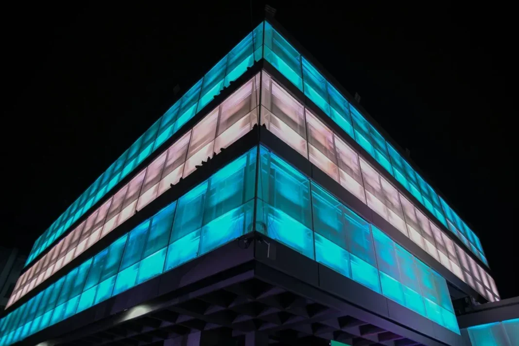 Explanada del Cultural Fontanarrosa con pantalla gigante y público durante un evento