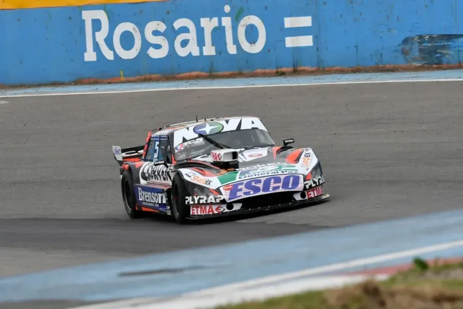 Autódromo Ciudad de Rosario con autos de Turismo Carretera en pista