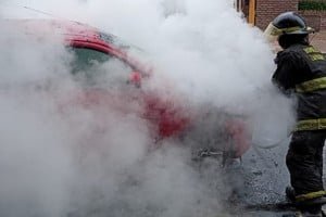 Bomberos trabajando en la extinción de un incendio de un auto en Santa Fe