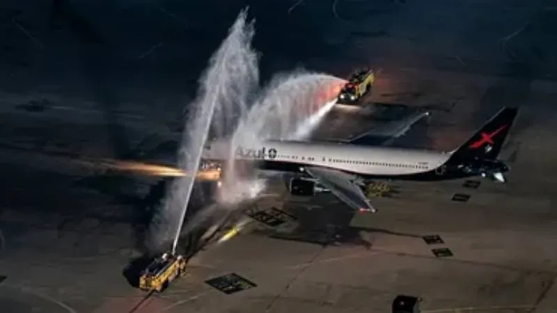 Avión de la Selección de Brasil siendo rociado por dos camiones de bomberos antes del despegue hacia el Mundial 2026