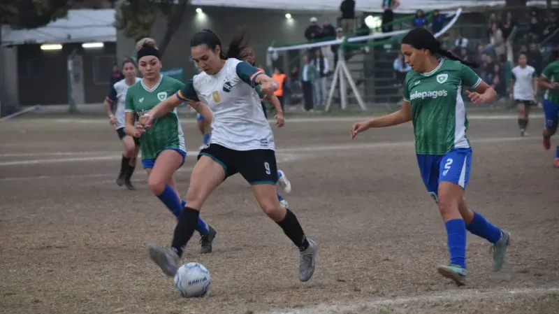 Partido de fútbol femenino entre Social Lux y Morning en la Copa Santa Fe