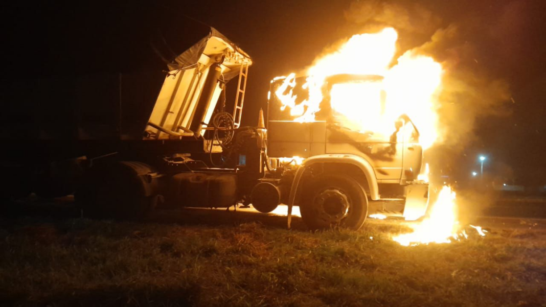 Camión incendiado en la autopista Rosario-Buenos Aires con bomberos trabajando