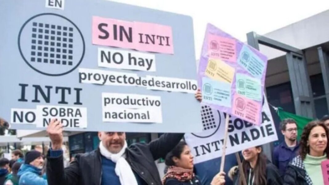 Trabajadores del Inti protestan frente a la sede central