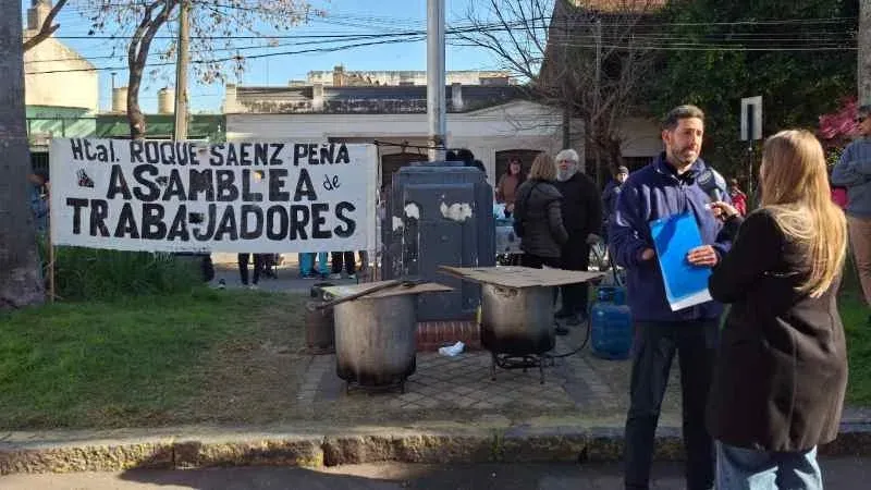 Trabajadores de salud durante olla popular en hospital Roque Sáenz Peña