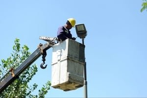 Cuadrilla municipal realiza recambio de luminaria led en barrio de Santa Fe
