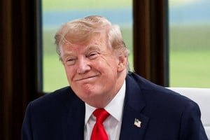 Donald Trump durante declaraciones en Evian-les-Bains, Francia